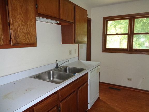 4th image of 1320 Foxcroft Dr