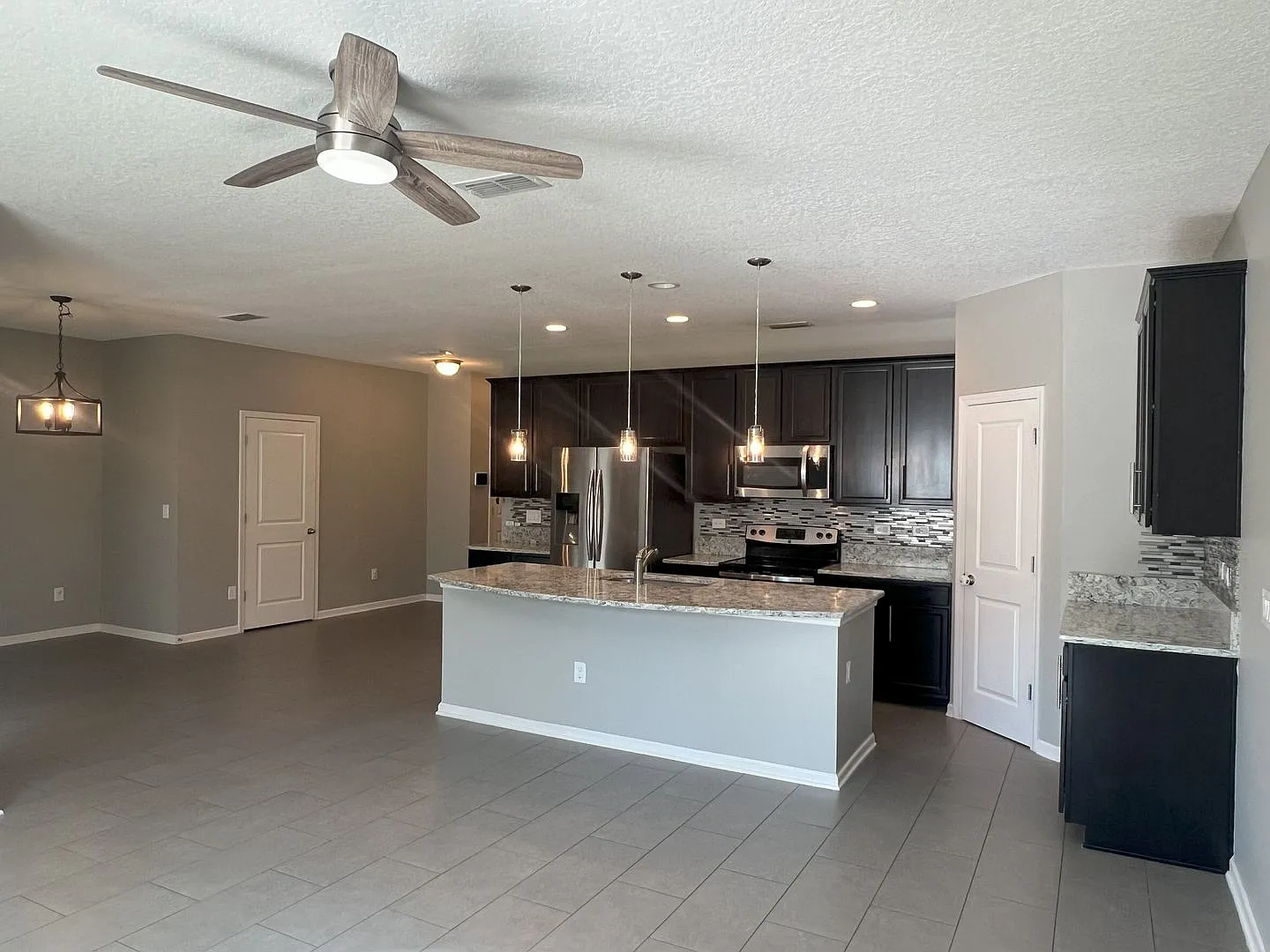 Come home to spacious living and friendly amenities in the heart of Oakleaf Plantation's gated co... — Photo 3