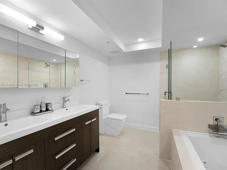 1800 Sunset Harbour Dr #1208 — Photo 25