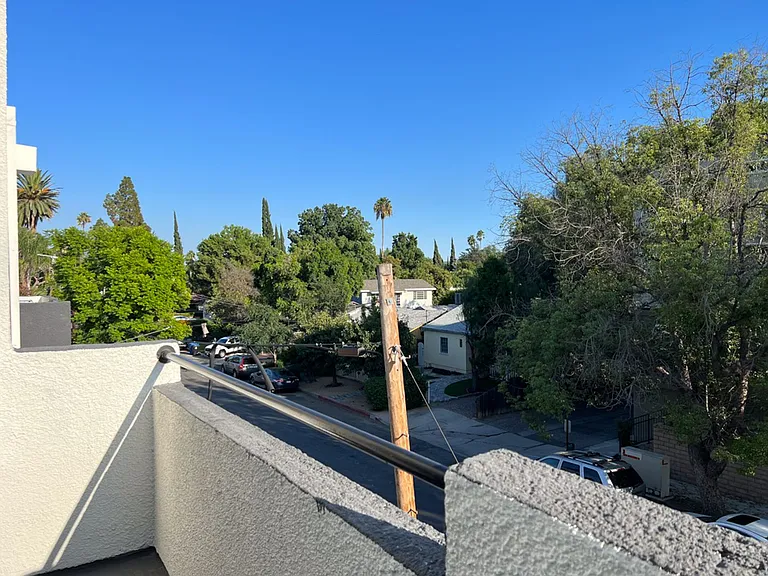 Gorgeous 2 Bed/2 bath apartment in excellent Sherman Oaks area! — Photo 18