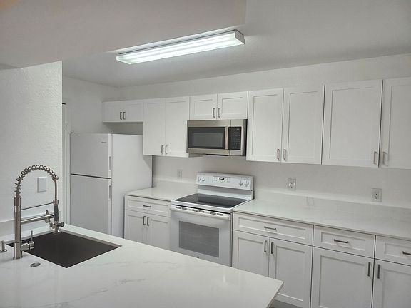 4th image of 4225 Thornbriar Ln APT 207