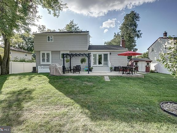 4th image of 10 Village Ave