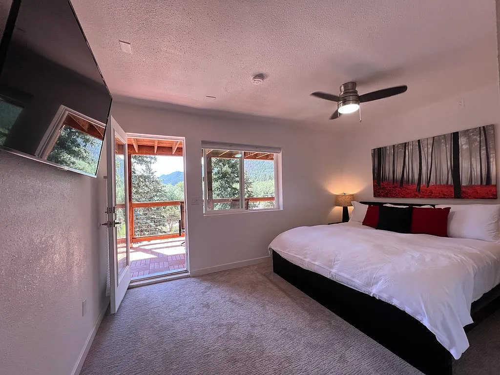 Studio, 300 sqft, $1,600 — Photo 3