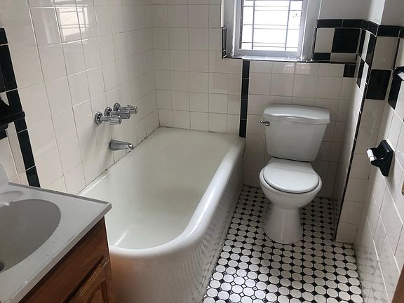 4th image of 1270 Taylor Ave