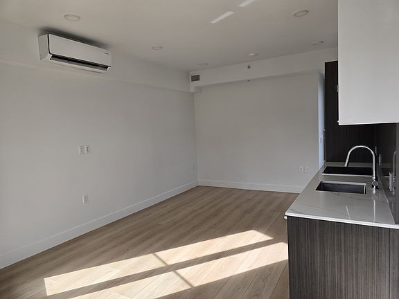 3rd image of 333 Carrall St #704