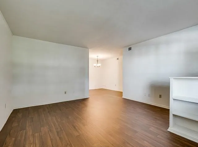 London Square Apartments — Photo 18