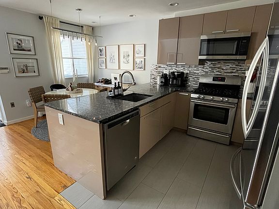 4th image of 595 Putnam Ave