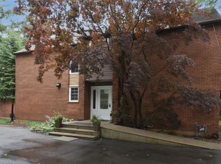 949 Upper Paradise Rd, Hamilton, ON L9B 2M9