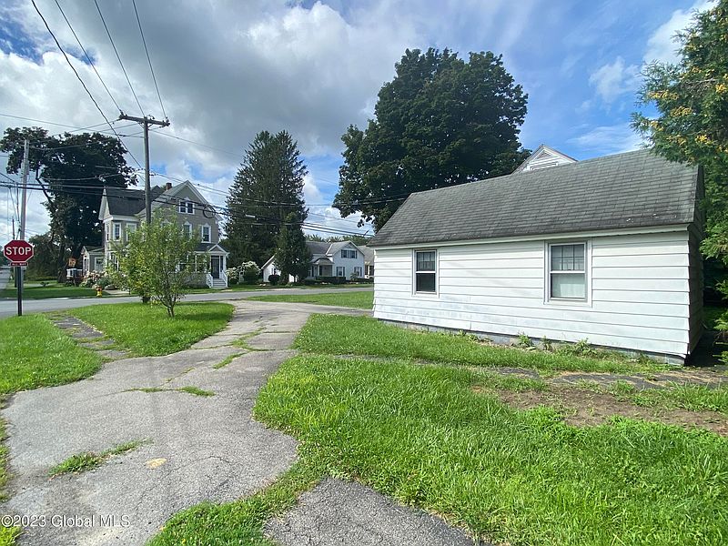 4th image of 319 E Main Street
