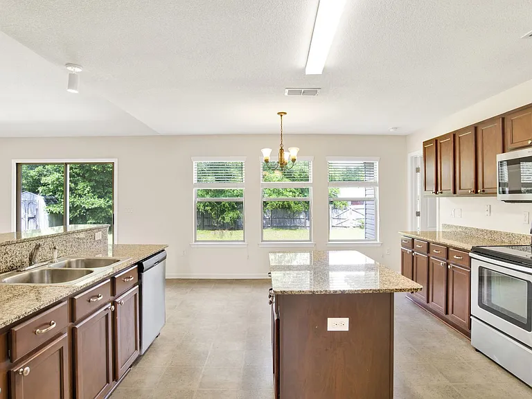 7020 Season Dr — Photo 5