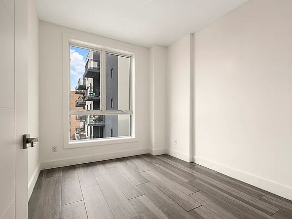 4th image of 2442 Ocean Ave #6R