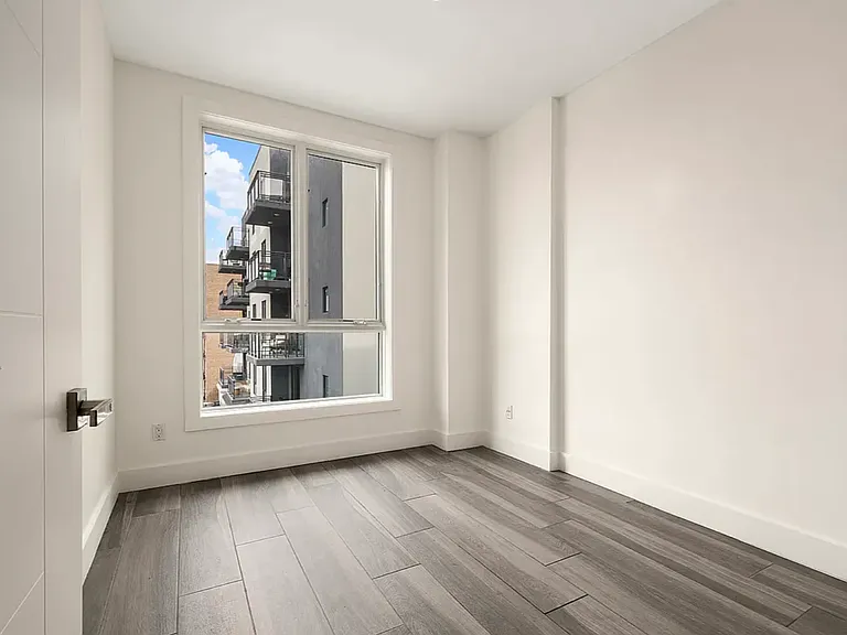 2442 Ocean Ave #5R — Photo 24