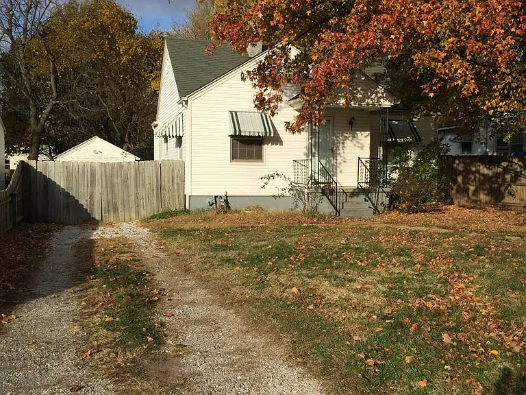 1051 S New Ave — Photo 3
