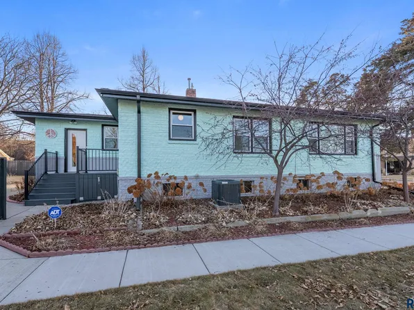 301 S Courtland St, Chamberlain, SD 57325