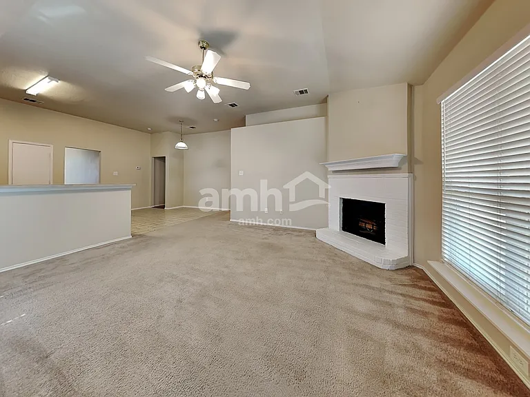 721 Nancy Dr — Photo 6