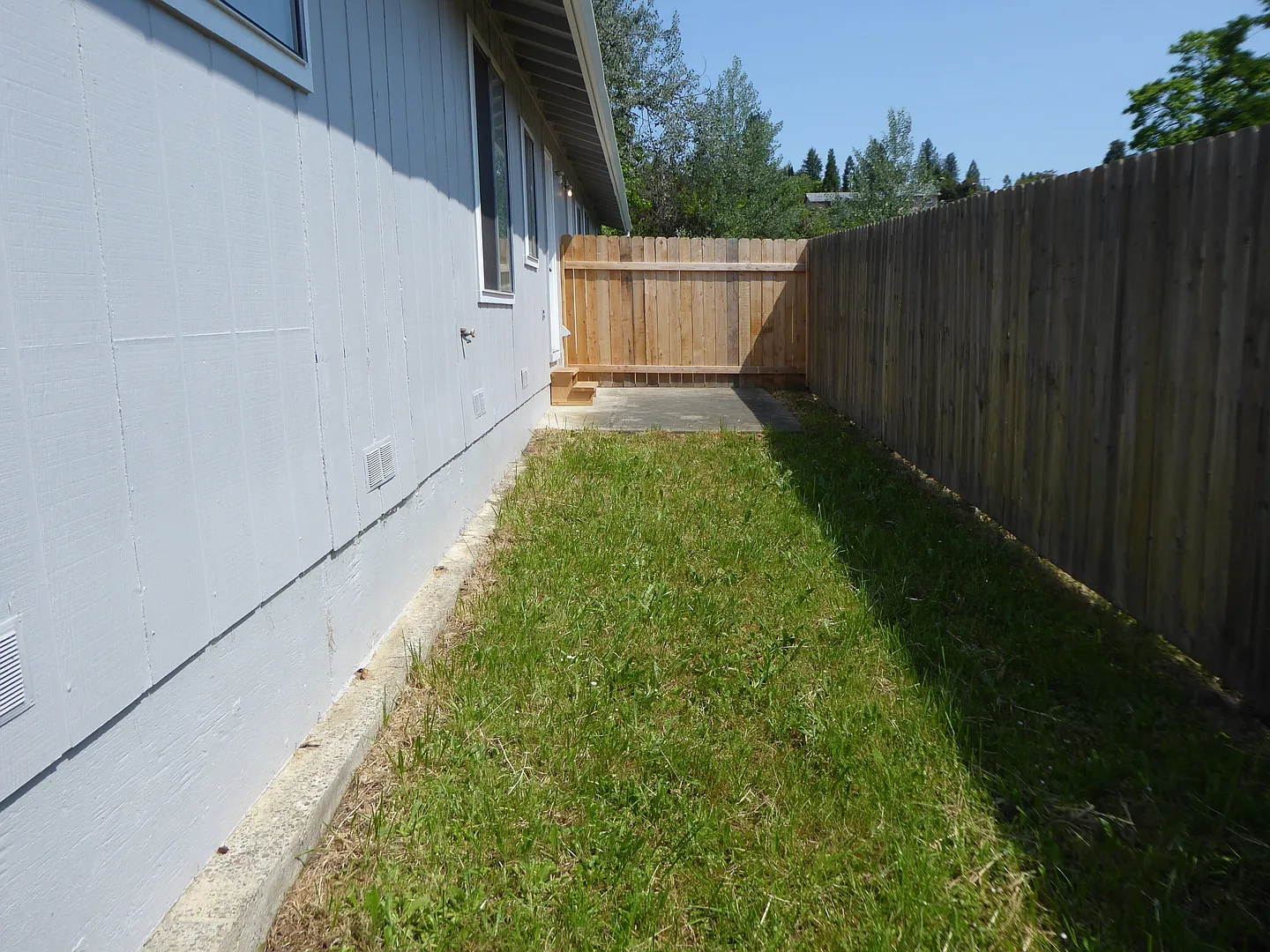 184 SE Gregory Dr photo 1