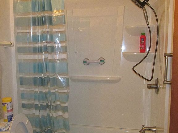 Full guest bath