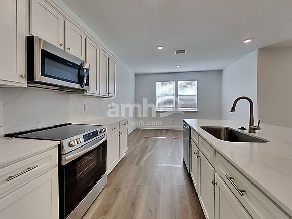 3rd image of 319 Calla Lily Ct