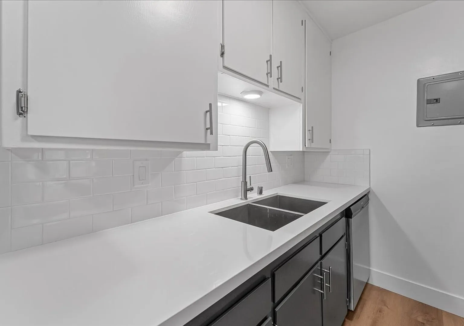 Beautiful Highland Park apartment with a balcony! — Photo 4