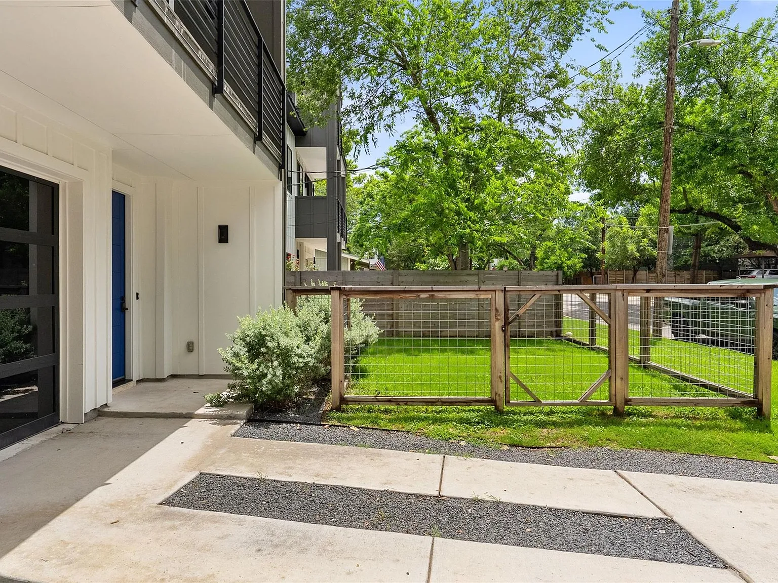 3 bed, 3.5 bath, 2300 sqft, $4,900 — Photo 4