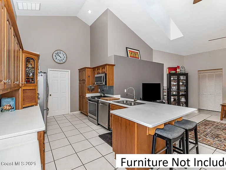 2104 Lionel Dr — Photo 3