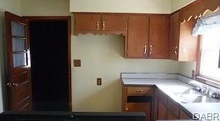 3rd image of 1221 W Grant St