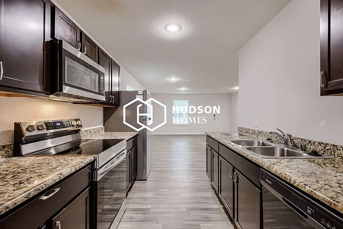 4525 Metropolitan Ave — Photo 5