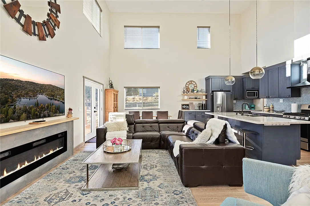 5 bed, 3.5 bath, 2379 sqft, $3,500 — Photo 3
