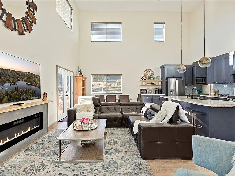 1215 Valley View Dr — Photo 3