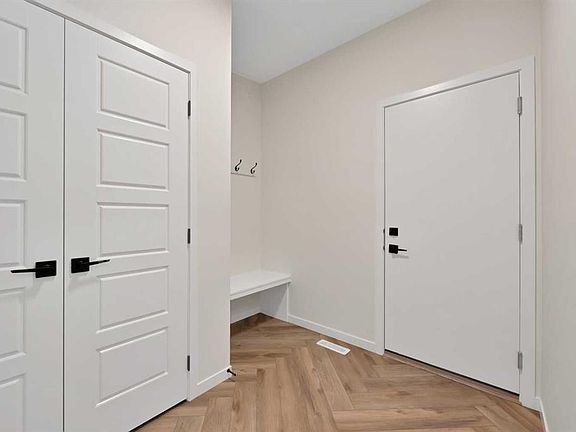4th image of 229 Calhoun Cres NE