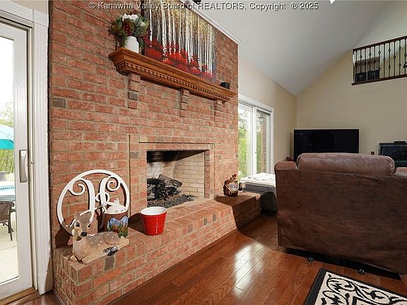 5th image of 219 Deerhaven Ln