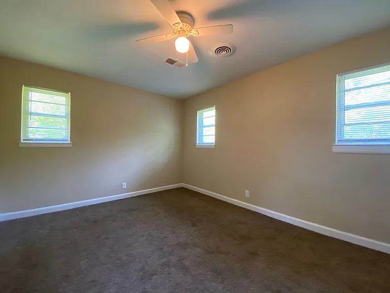 434 Sullivan Dr — Photo 2