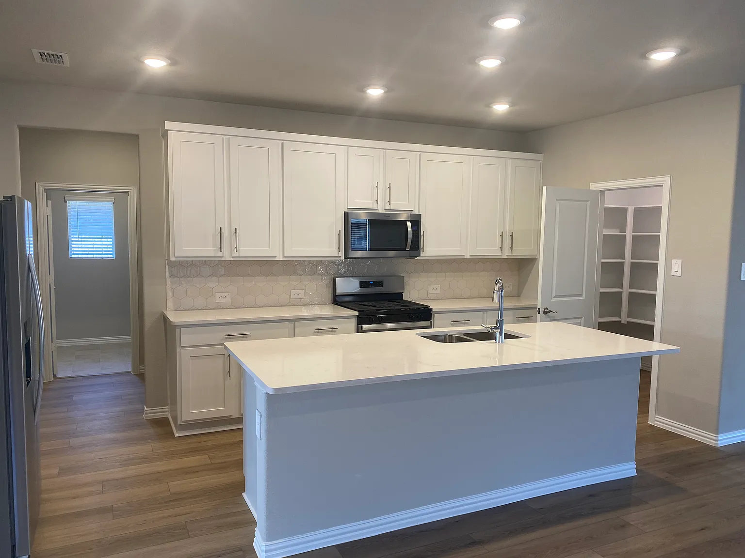 4 bed, 3082 sqft, $2,500 — Photo 3