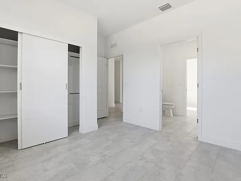 1087 Rugby Ln — Photo 13
