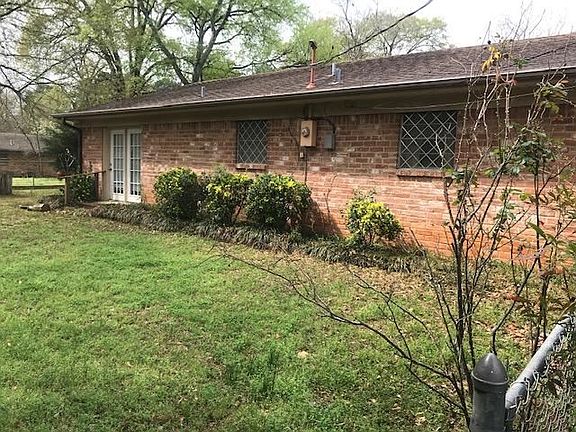 2nd image of 2203 Pinecrest Dr
