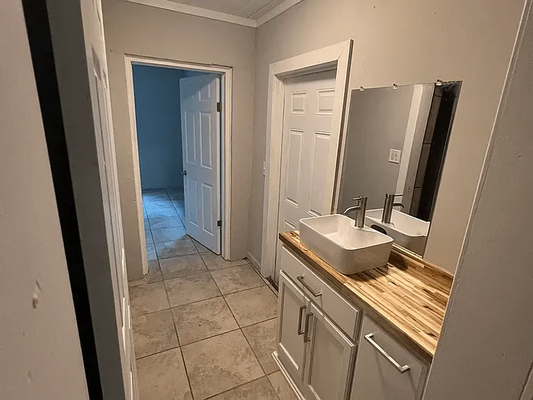 1240 Levy Ave #2 — Photo 9