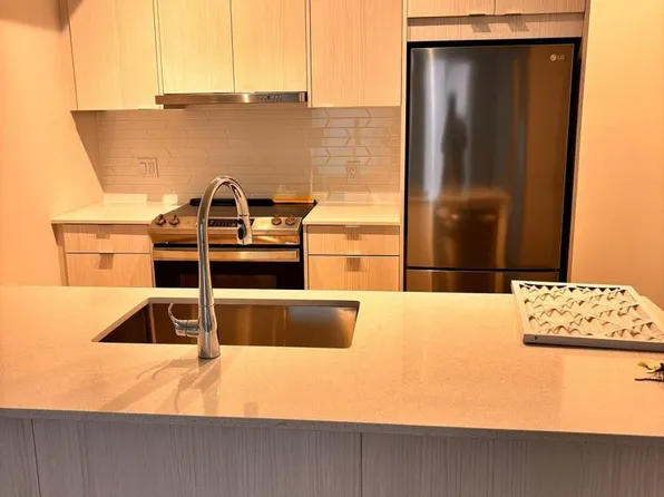 4130 Parkside Village Dr #3405, Mississauga, ON L5B 0L7