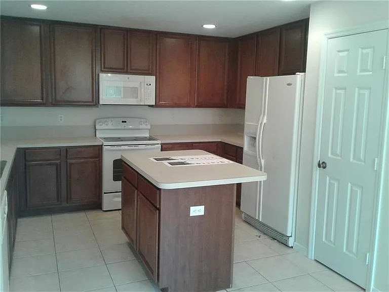 1752 SW Airoso Blvd — Photo 2