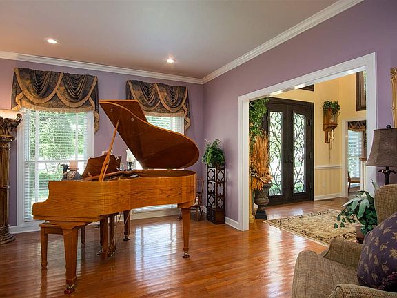 3rd image of 86 Elmhurst Dr