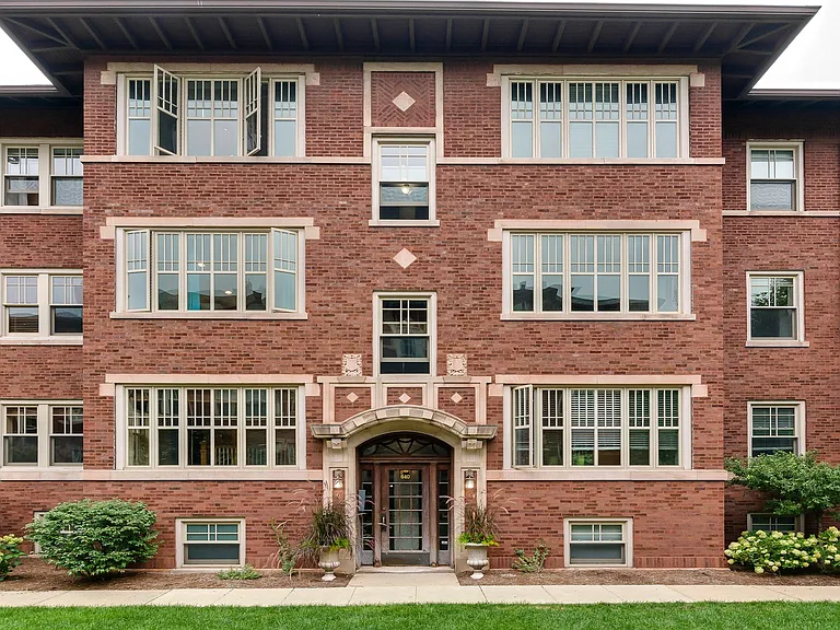 Hinman Court Condos — Photo 6