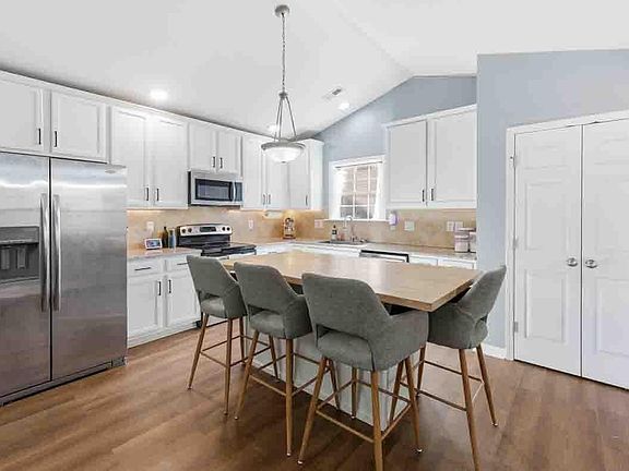 5th image of 830 Bridlemine Dr