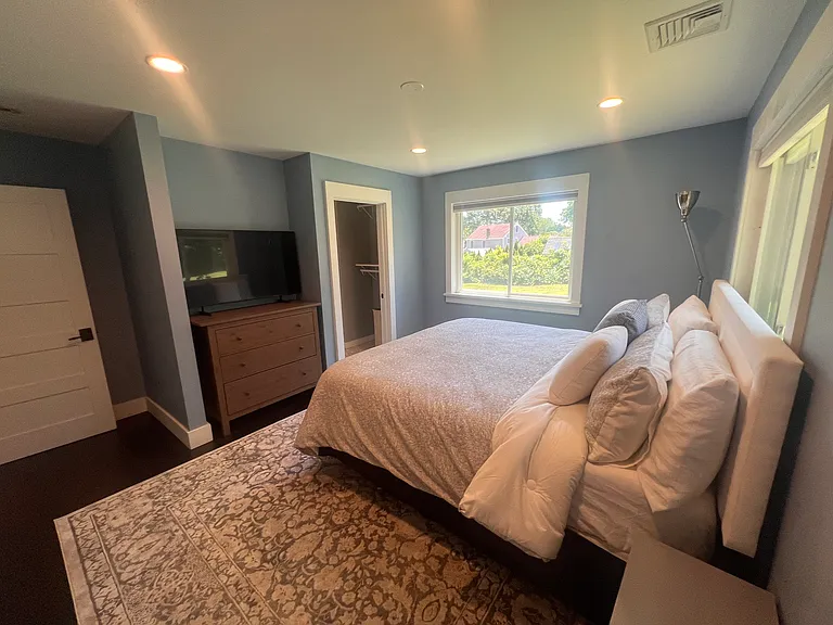 Primary Bedroom w/ En-Suite Bathroom
