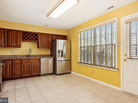 5th image of 520 Essex Ct