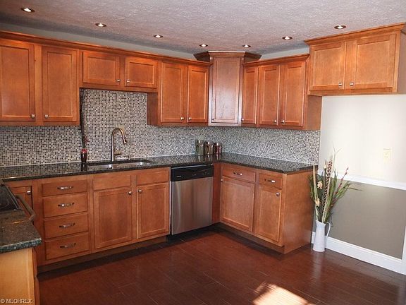 5th image of 2220 Marhofer Ave