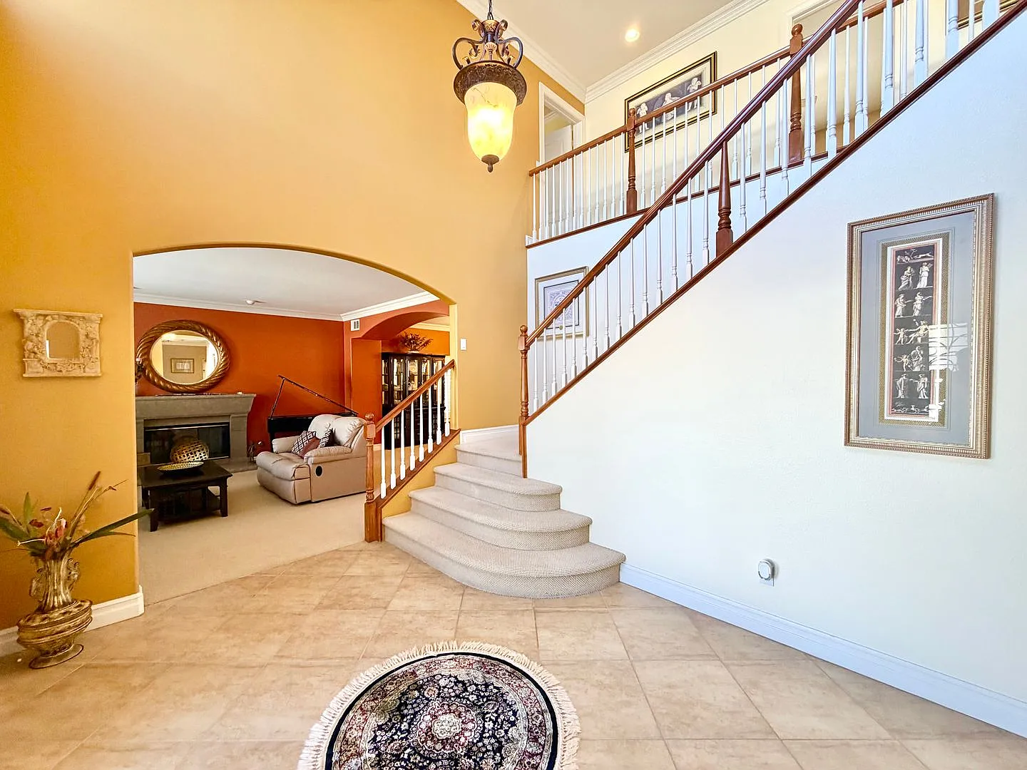 Spacious Custom Home with 5 Bedrooms, Loft Balcony & 3-Car Garage — Photo 4