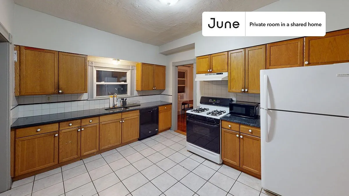 Queen bedroom in 6 bed/2 bath home in Allston #1235 B — Photo 4
