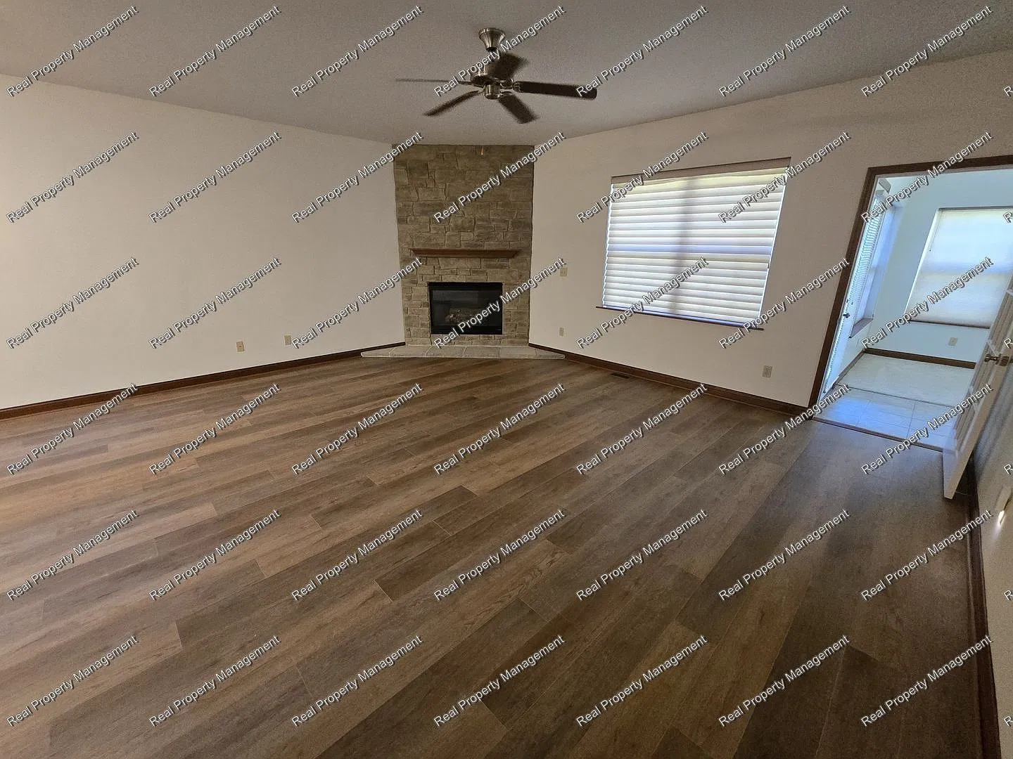 Beautiful 3 Bedroom Townhome — Photo 4