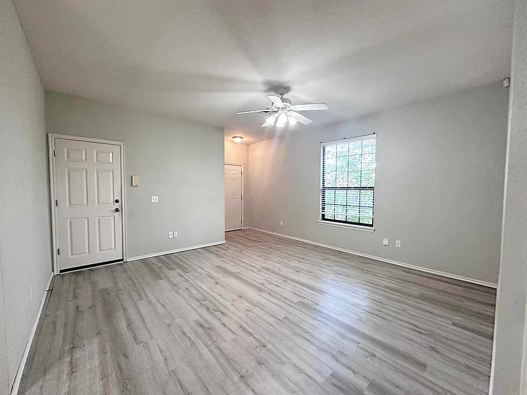 10000 Shadowview Dr #A — Photo 2