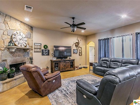 3rd image of 1044 Park View Dr
