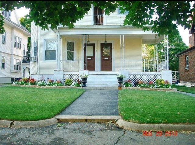 Townhouse Style Apartment with private entrance and entry mu
